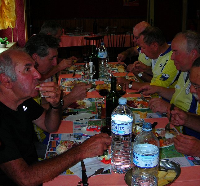 2010-06-24 33 Guiscriff On mange bien chez Monique.JPG